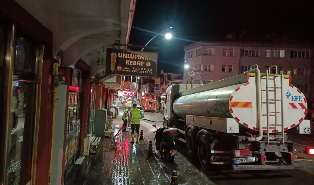 Kelkit Belediyesi, ilçede temizlik çalışmalarına gece saatlerinde de ara vermeden