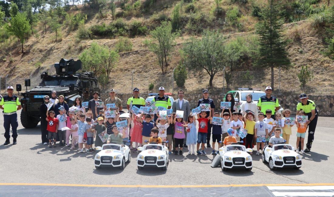 Gümüşhane Nesrin Halit Zarbun Anaokulu öğrencileri, İl Jandarma Komutanlığı'nı ziyaret