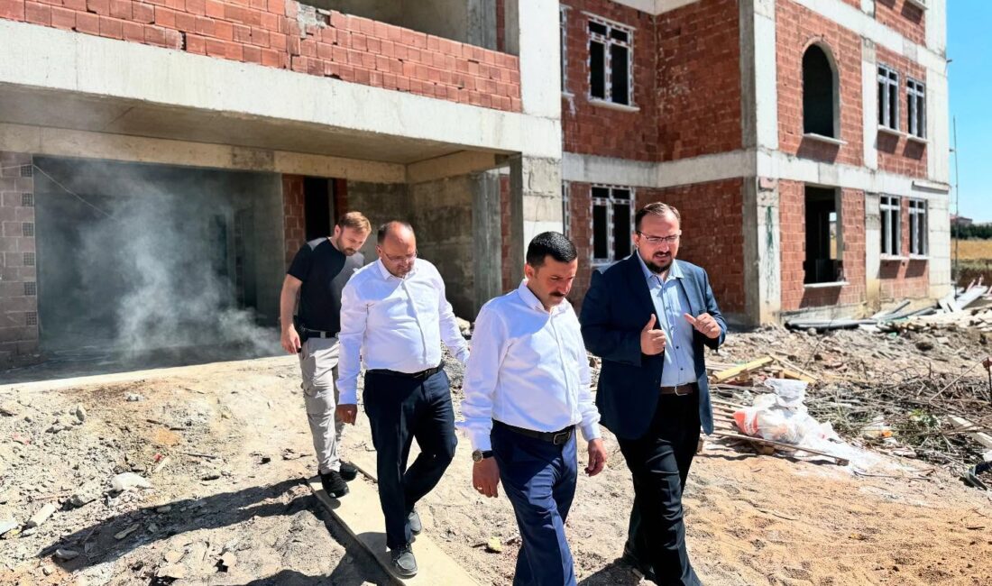 Kelkit Kaymakamı Mahmut Sami Yılmaz, ilçe merkezinde yapımı devam eden