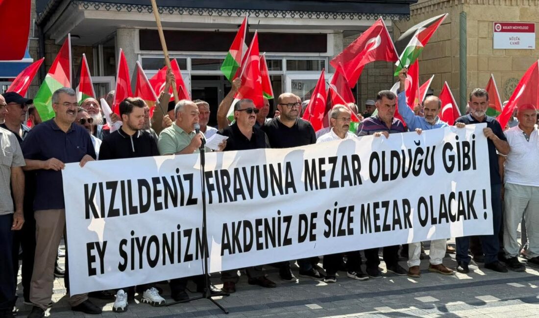 Küçük Cami önünde Kelkit Filistinle Dayanışma Platformu tarafından bir basın