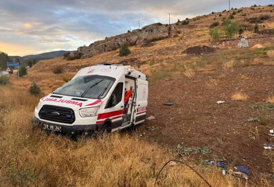 Gümüşhane’nin Kelkit-Şiran karayolunda hasta nakli dönüşü kontrolden çıkan ambulans takla