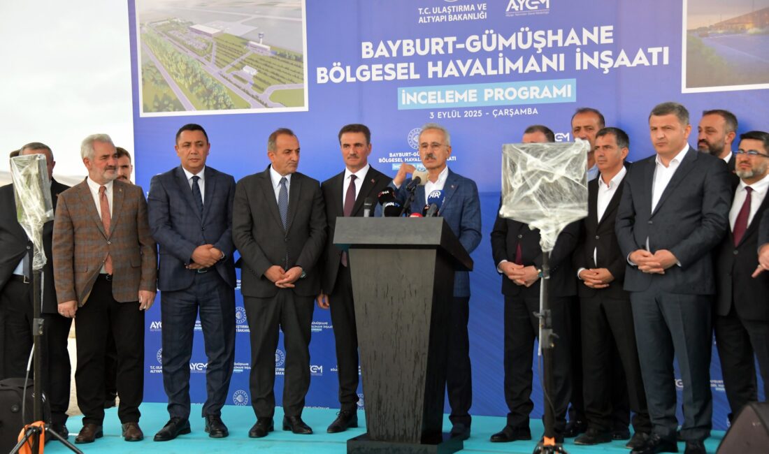 Ulaştırma ve Altyapı Bakanı Abdulkadir Uraloğlu, Gümüşhane Valisi Aydın Baruş,