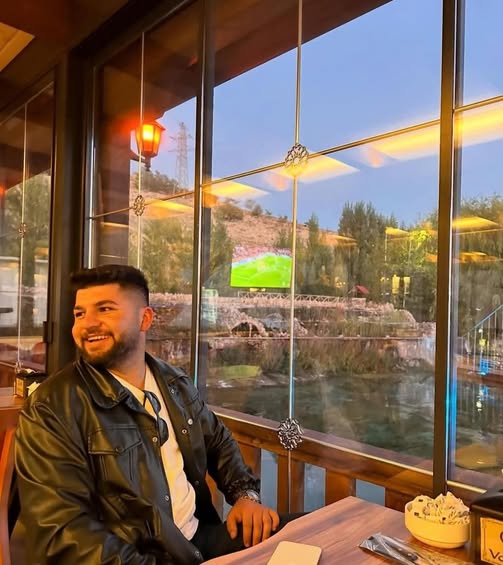 Erzurum’un Aşkale ilçesinde yapımı süren bir köprüde bariyerleri aşan otomobil