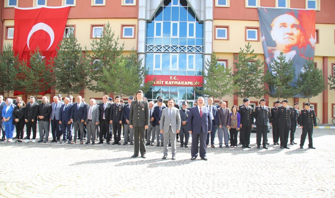 Kelkit’te 19 Eylül Gaziler Günü dolayısıyla Hükümet Konağı önünde çelenk