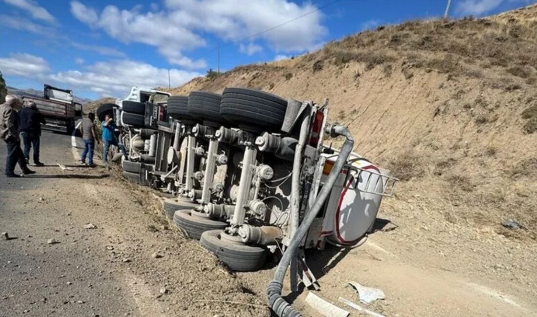 Erzincan-Gümüşhane-Kelkit karayolunda meydana gelen trafik kazasında bir beton mikseri devrildi,