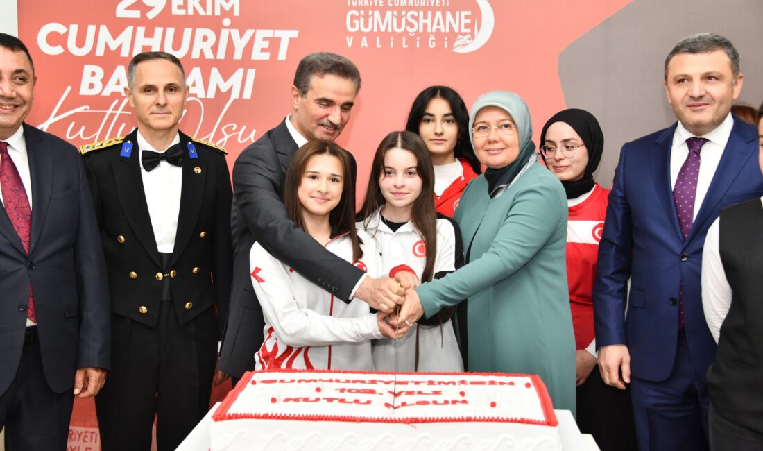 Cumhuriyetimizin 102. yılı kutlamaları kapsamında Gümüşhane Valisi Aydın Baruş’un ev