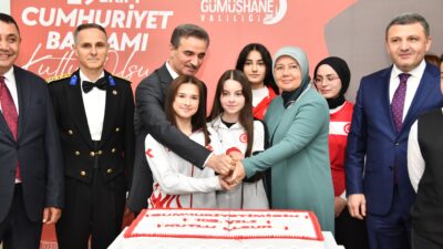 Cumhuriyetimizin 102. yılı kutlamaları kapsamında Gümüşhane Valisi Aydın Baruş’un ev