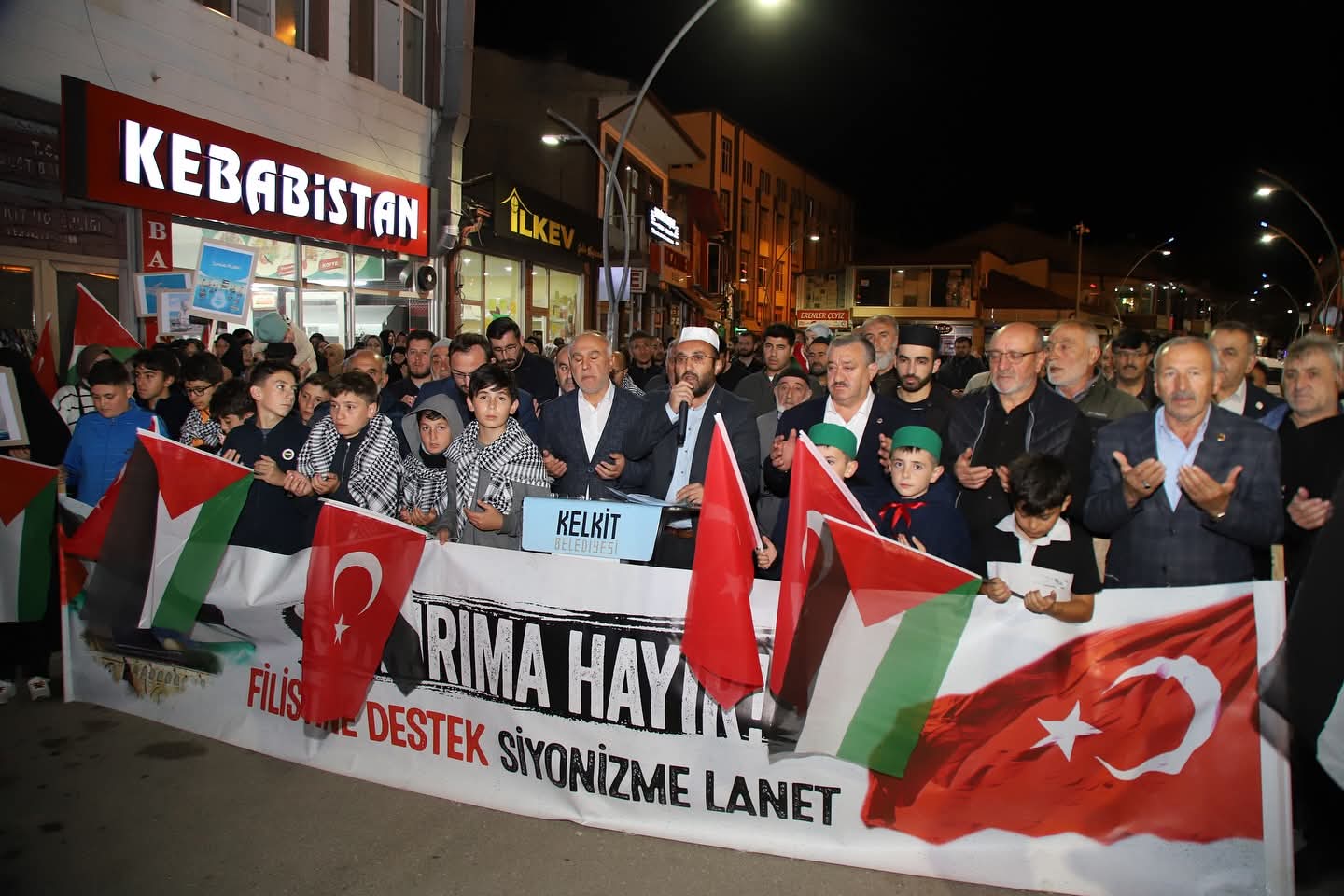Kelkit’teki sivil toplum kuruluşları, Millî Egemenlik Meydanı’nda bir araya gelerek