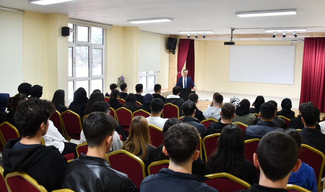 Gümüşhane Valisi Aydın Baruş, Mareşal Çakmak Sosyal Bilimler Lisesini ziyaret