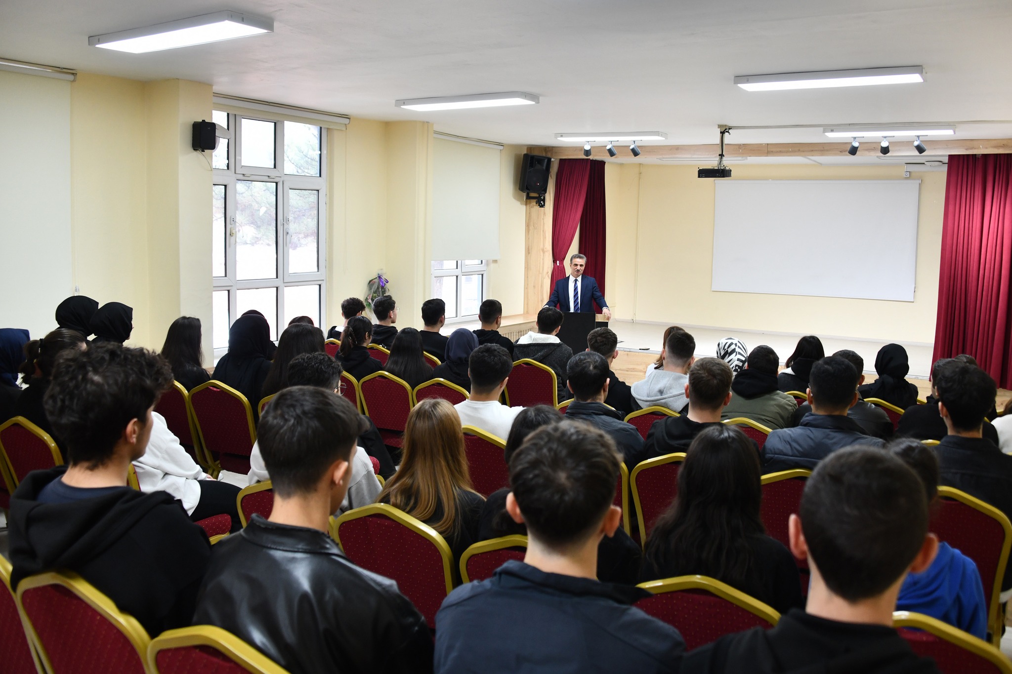 Gümüşhane Valisi Aydın Baruş, Mareşal Çakmak Sosyal Bilimler Lisesini ziyaret