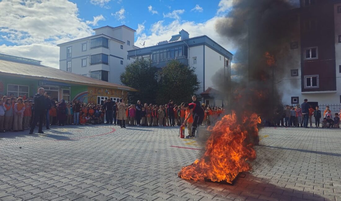Kelkit Belediyesi İtfaiye Amirliği ekipleri, her hafta farklı okullarda gerçekleştirdiği
