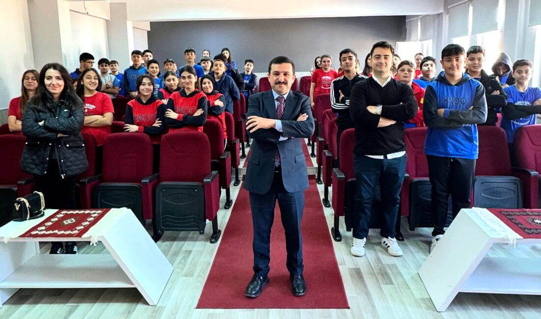 Kelkit Kaymakamı Mahmut Sami Yılmaz, eğitim kurumlarıyla buluşmalarını sürdürüyor.