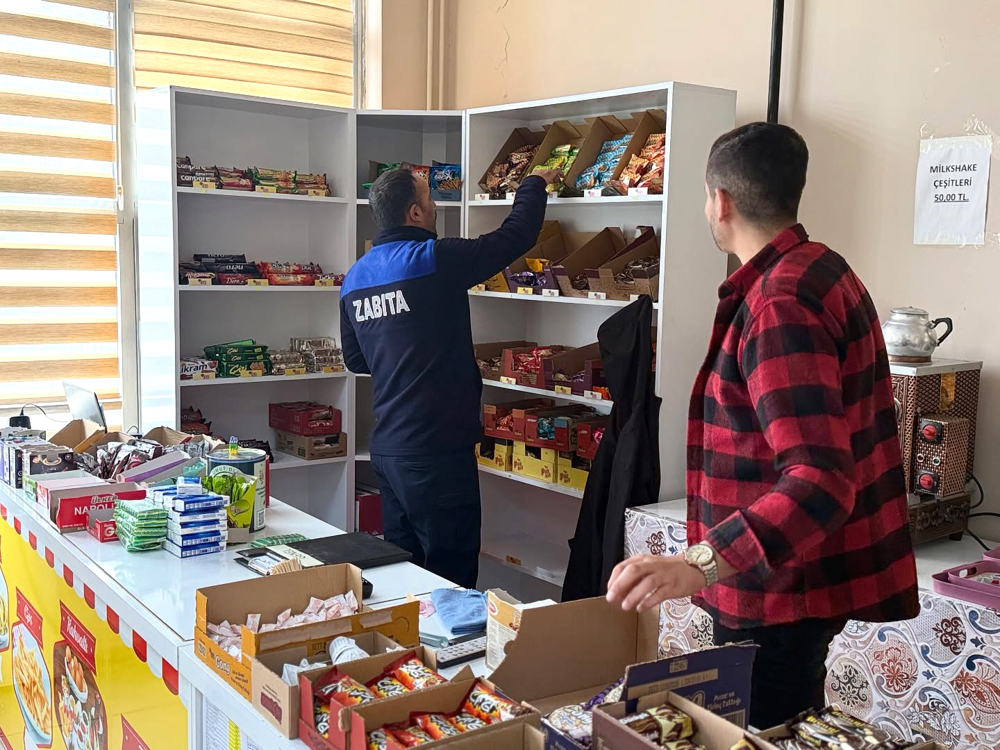 Kelkit Belediyesi Zabıta Müdürlüğü ekipleri, öğrencilerin sağlıklı ve güvenli ortamlarda