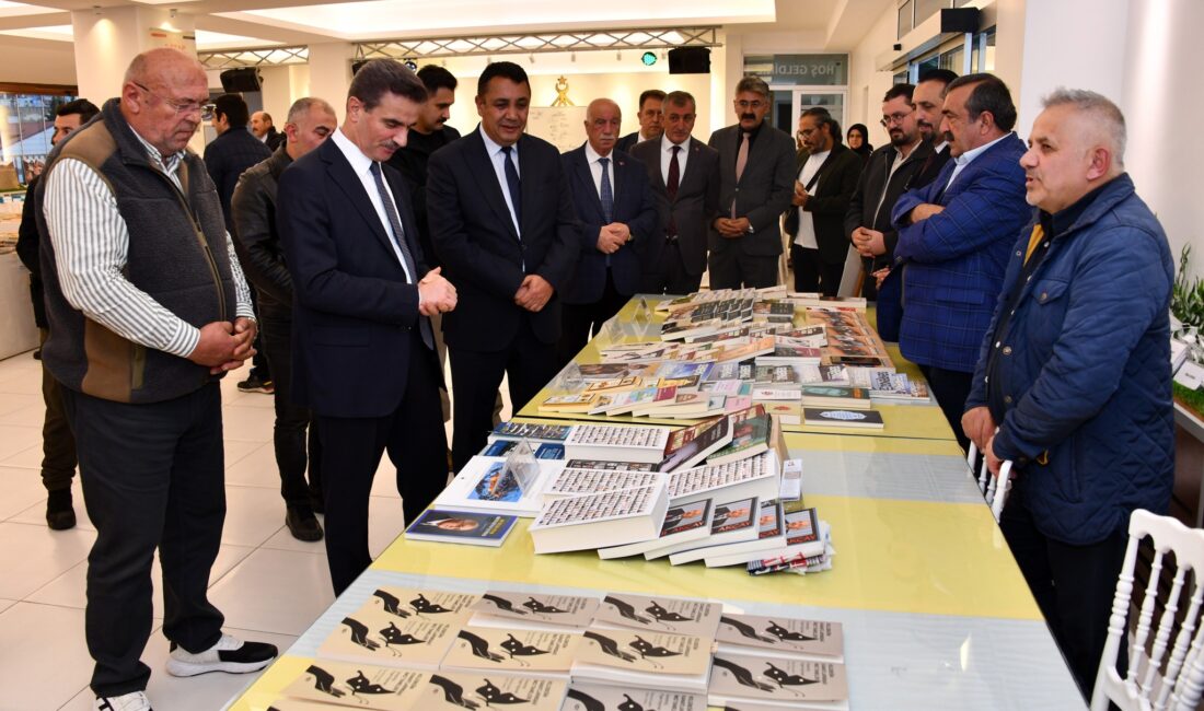 Gümüşhane Belediyesi’nden 2. Turan Tuğlu Kitap Fuarı Gümüşhane Belediyesi tarafından araştırmacı, yazar ve gazeteci Turan Tuğlu adına