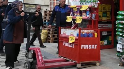 Gümüşhane Belediyesi Zabıta Müdürlüğü ekipleri, şehir genelinde kaldırım işgallerine karşı