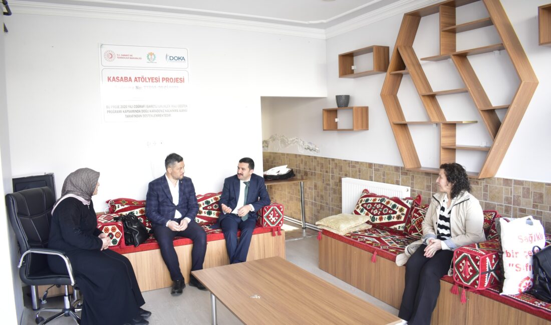Kaymakam Yılmaz’dan Kadın Kooperatifine Ziyaret Kelkit Kaymakamı Mahmut Sami Yılmaz, Sınırlı Sorumlu Kasaba Atölyesi Kadın