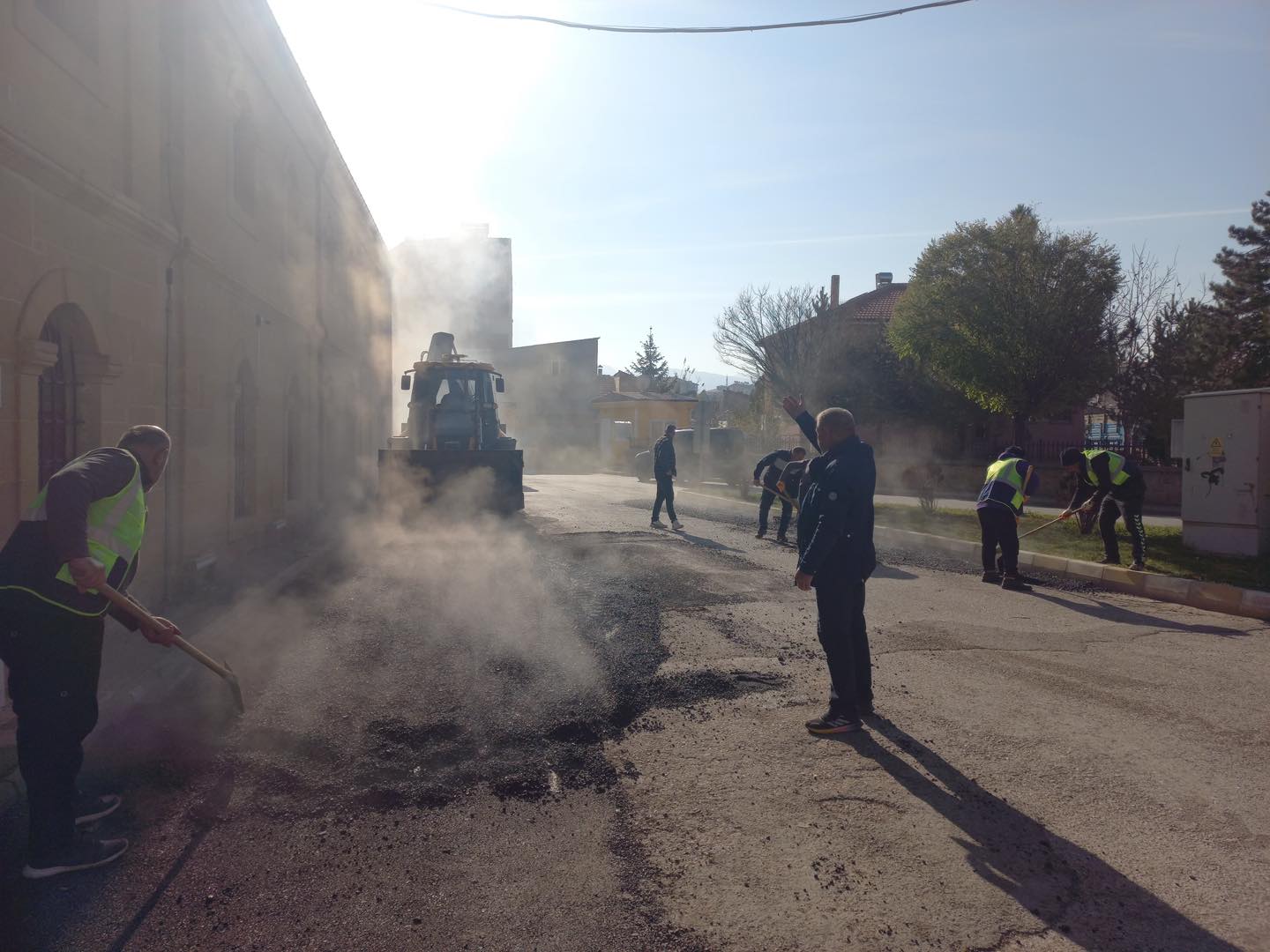 Kelkit Belediyesi, ilçe genelindeki yol bakım ve asfalt çalışmalarına aralıksız