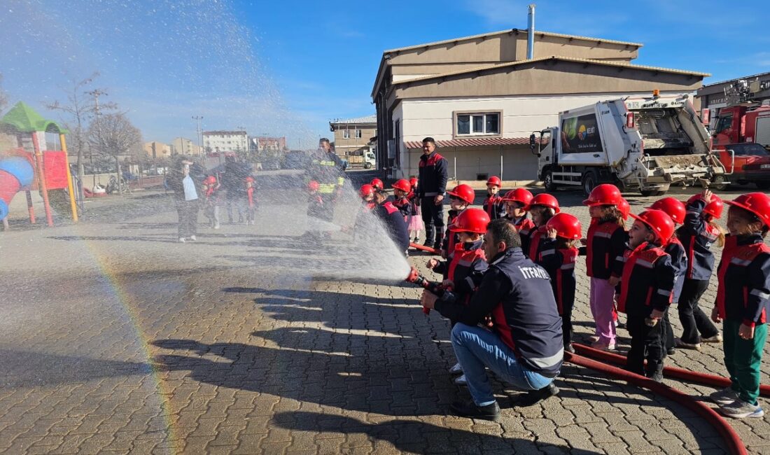 Kelkit’te Minik İtfaiyeciler Görev Başında Kelkit İtfaiye Müdürlüğü, bugün Ülker ve Kemalettin Başar Anaokulu 5/B