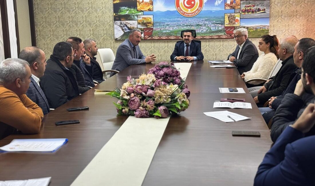 Kelkit’te Kitap Okuma Yarışması Öncesi Hazırlık Toplantısı Yapıldı Kelkit’te gerçekleştirilecek olan Kitap Okuma Yarışması için hazırlık toplantısı, Kaymakam