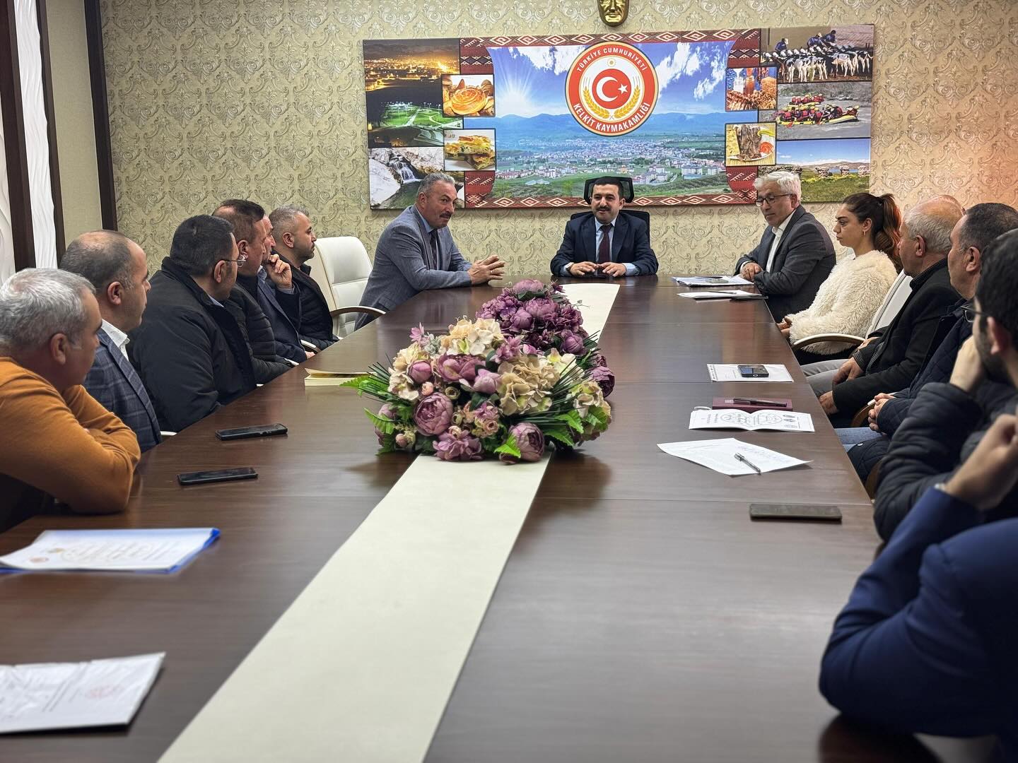 Kelkit’te Kitap Okuma Yarışması Öncesi Hazırlık Toplantısı Yapıldı Kelkit’te gerçekleştirilecek olan Kitap Okuma Yarışması için hazırlık toplantısı, Kaymakam