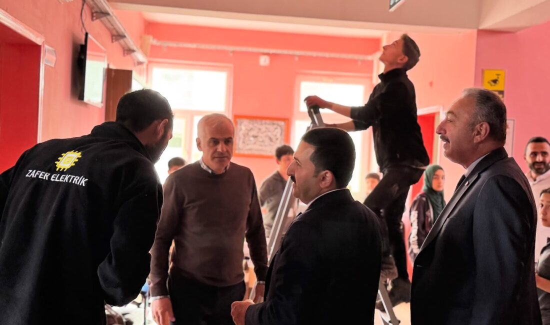 Kaymakam Yılmaz’dan Okul Tadilatlarına Yerinde İnceleme Kelkit Kaymakamı Mahmut Sami Yılmaz, İlçe Milli Eğitim Müdürü Metin