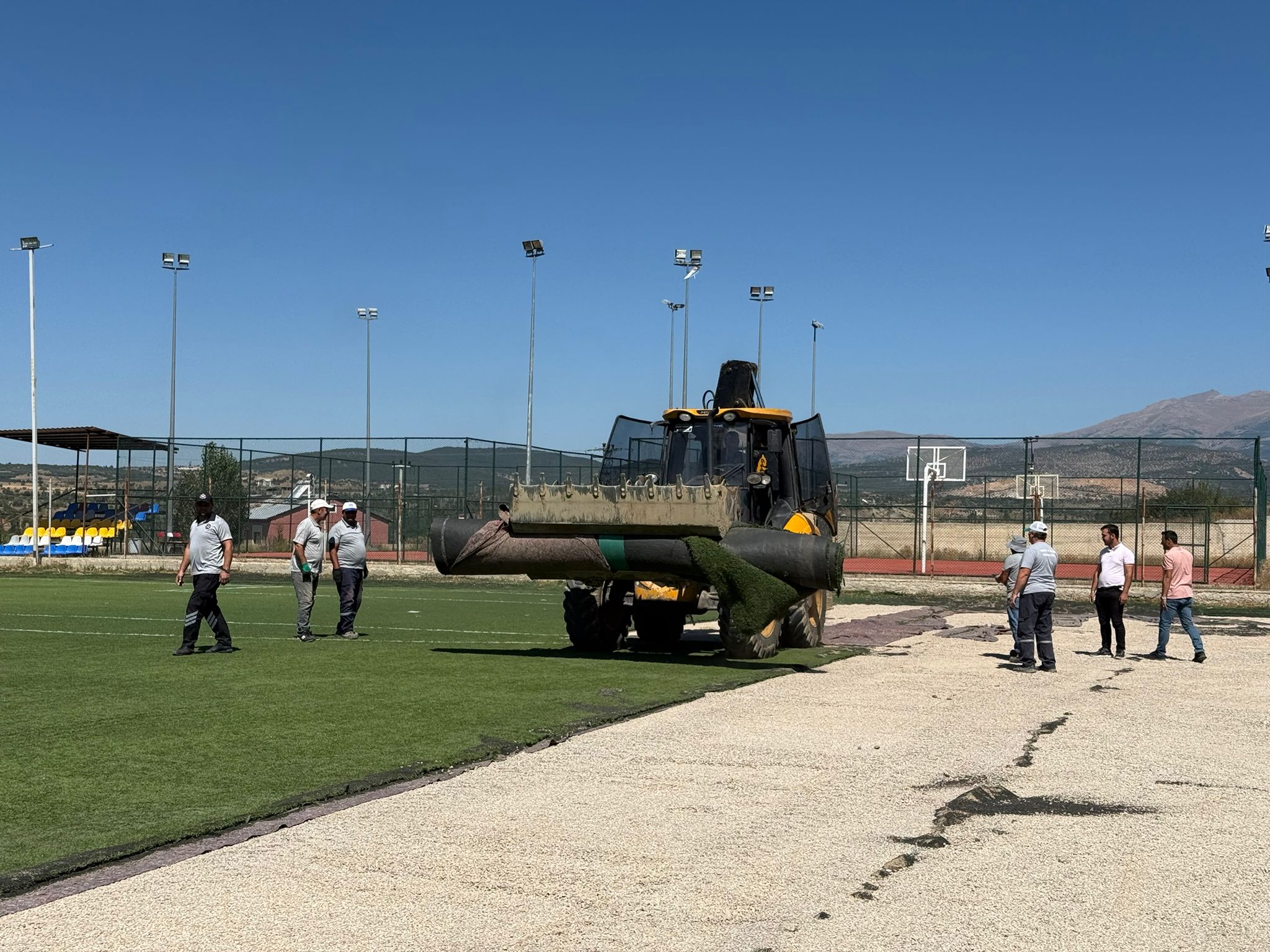 Şiran İlçe Stadı Yeniden Hizmete Açılıyor Gümüşhane’nin Şiran ilçesinde bakım ve yenileme çalışmaları tamamlanan Şiran İlçe