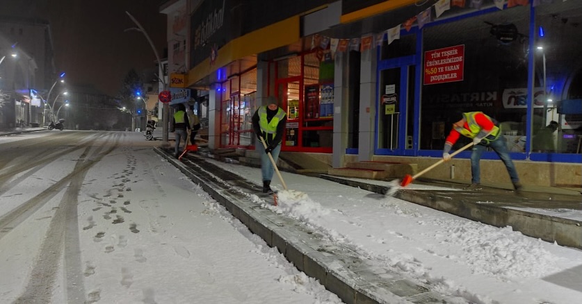 Kelkit ilçesinde dün gece saatlerinde etkisini göstermeye başlayan kar yağışının
