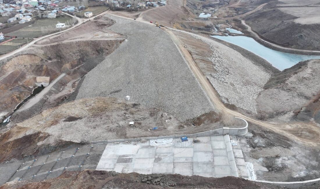 Gümüşhane’nin Kelkit ilçesinde yapımı devam eden Çamur Barajı projesinde çalışmalar