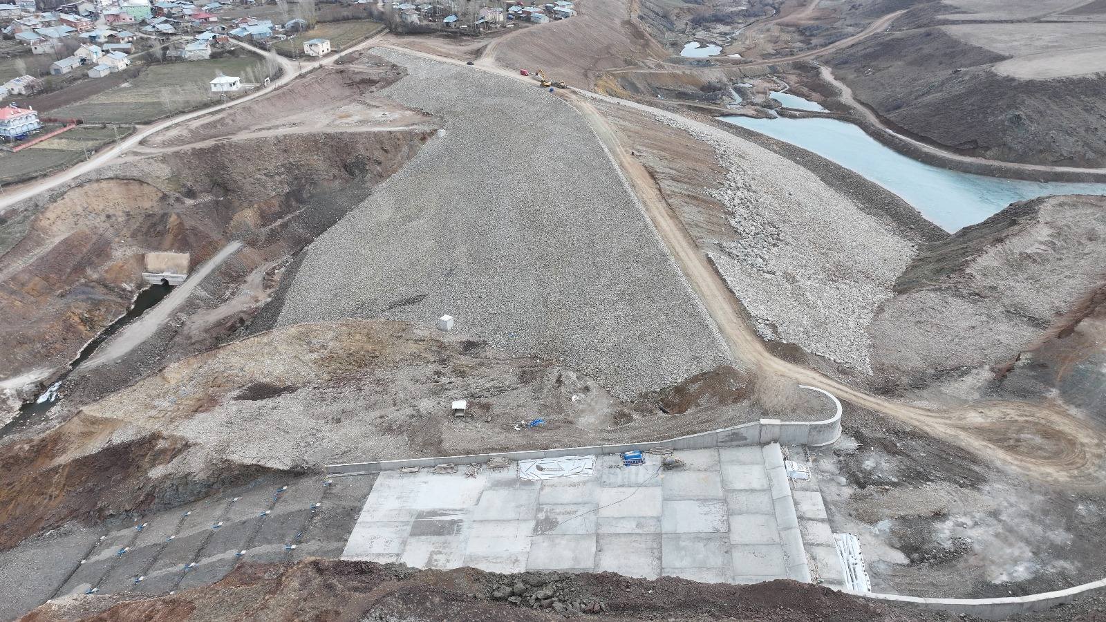 Gümüşhane’nin Kelkit ilçesinde yapımı devam eden Çamur Barajı projesinde çalışmalar