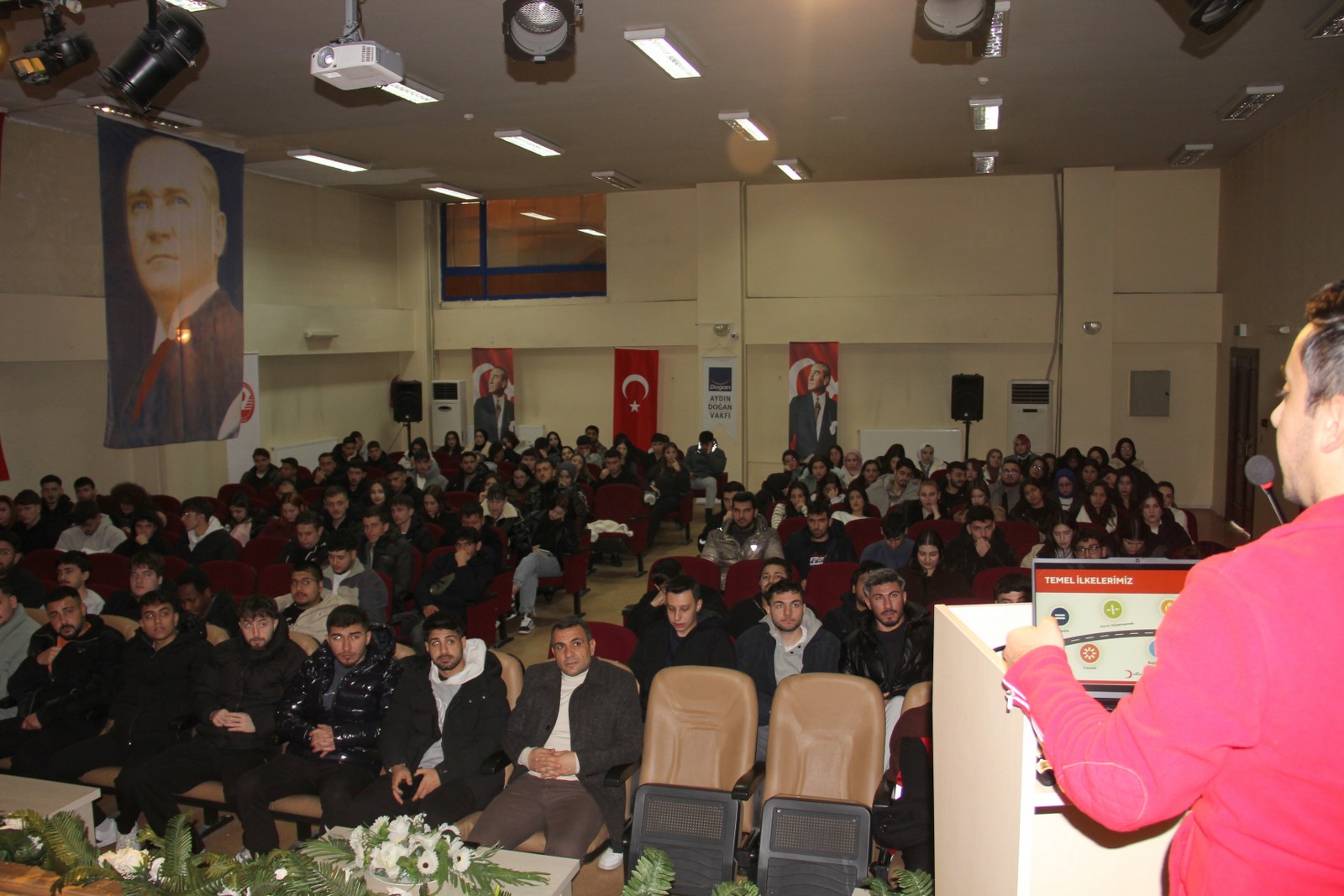 Aydın Doğan Meslek Yüksekokulu Konferans Salonu’nda, “Gönüllülük Söyleşileri” programı kapsamında