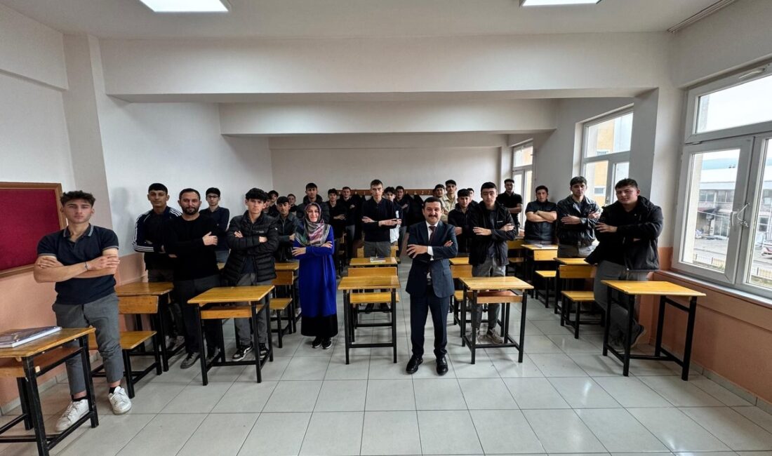Kaymakam Yılmaz’dan Mesleki ve Teknik Anadolu Lisesi’ne Ziyaret Kelkit Kaymakamı Mahmut Sami Yılmaz, İlçe Millî Eğitim Müdürü Metin