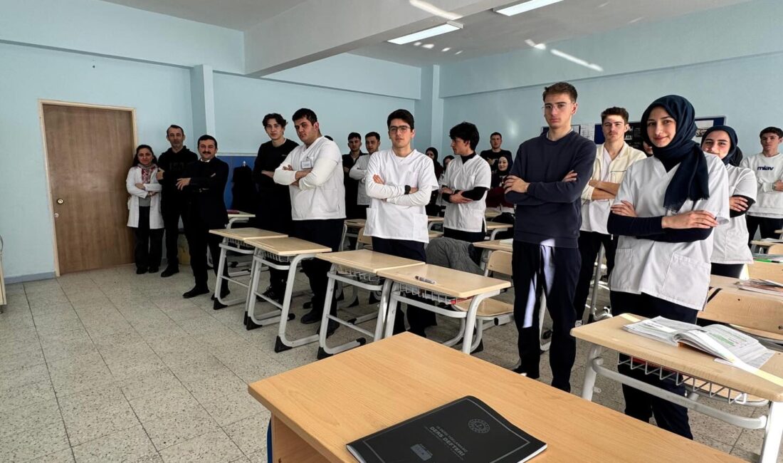Kaymakam Yılmaz’dan Lokman Hekim MTAL’ye Ziyaret Kelkit Kaymakamı Sayın Mahmut Sami Yılmaz, İlçe Millî Eğitim Müdürü