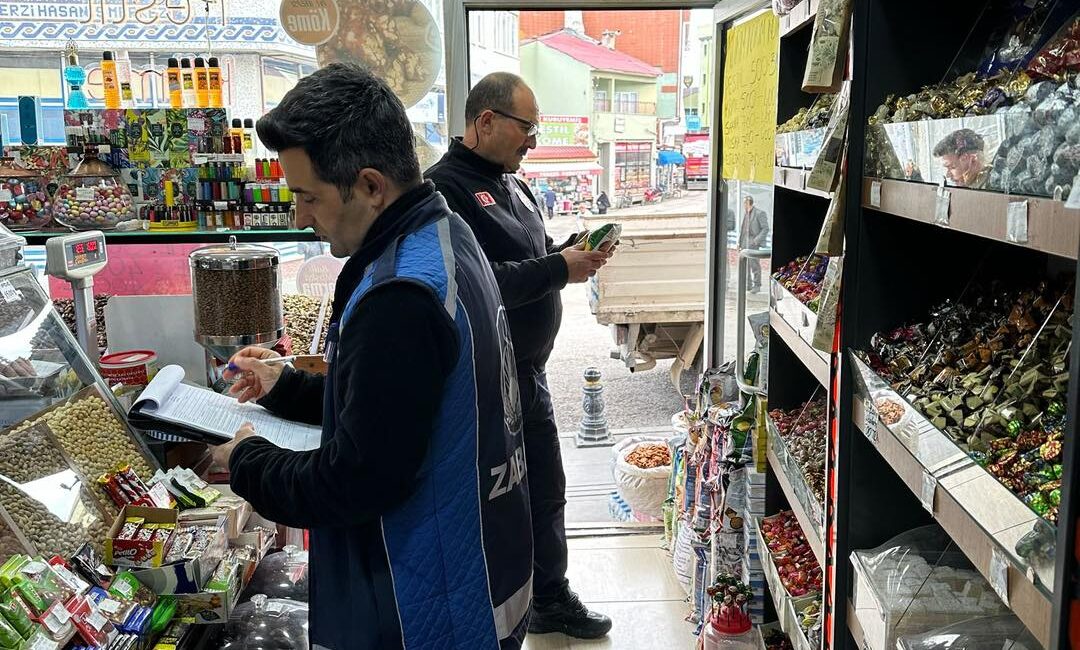 Kelkit’te Kuruyemiş İşletmelerine Zabıta Denetimi Kelkit Belediyesi Zabıta Müdürlüğü ekipleri, ilçe genelinde faaliyet gösteren kuruyemiş