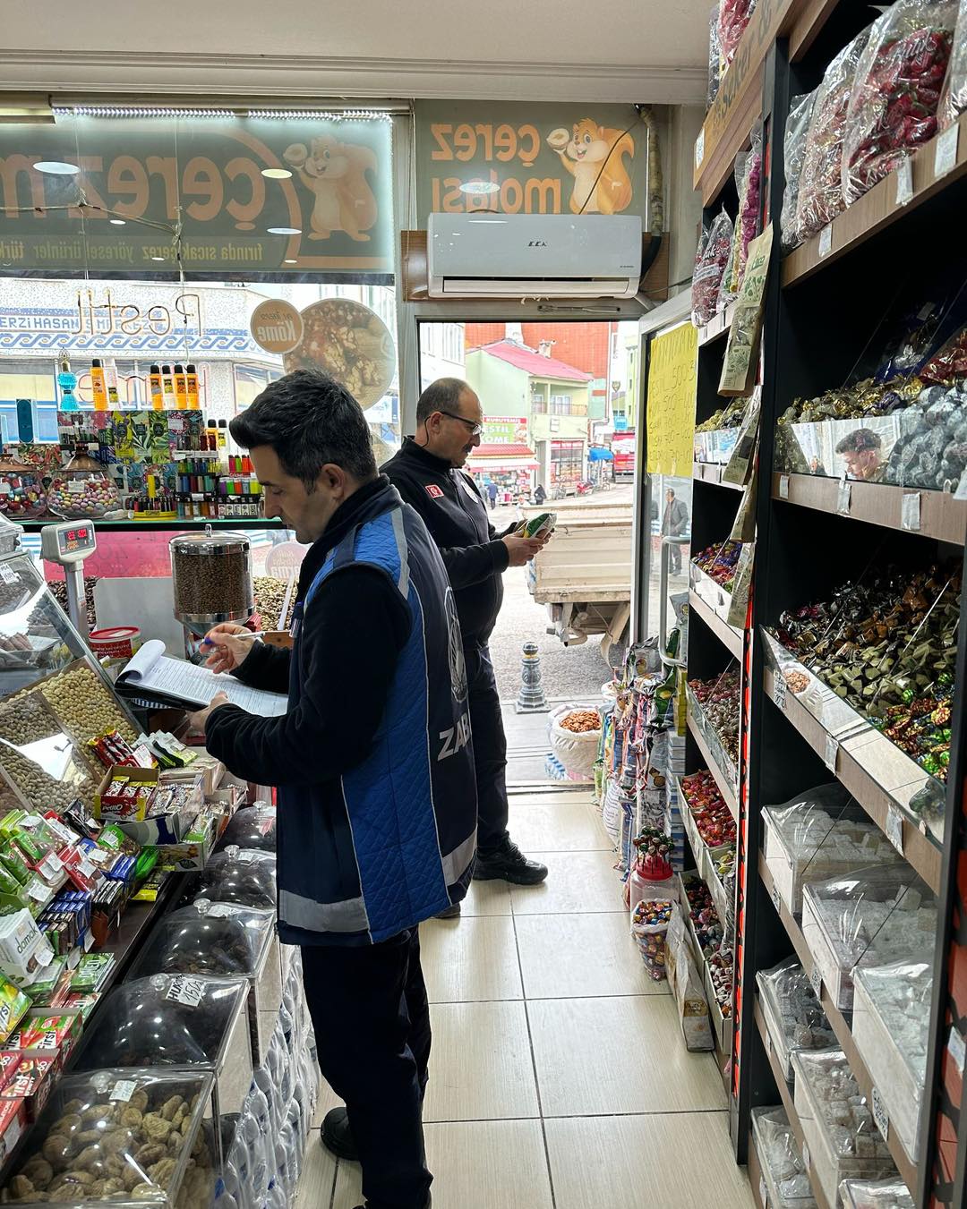 Kelkit Belediyesi Zabıta Müdürlüğü ekipleri, ilçe genelinde faaliyet gösteren kuruyemiş