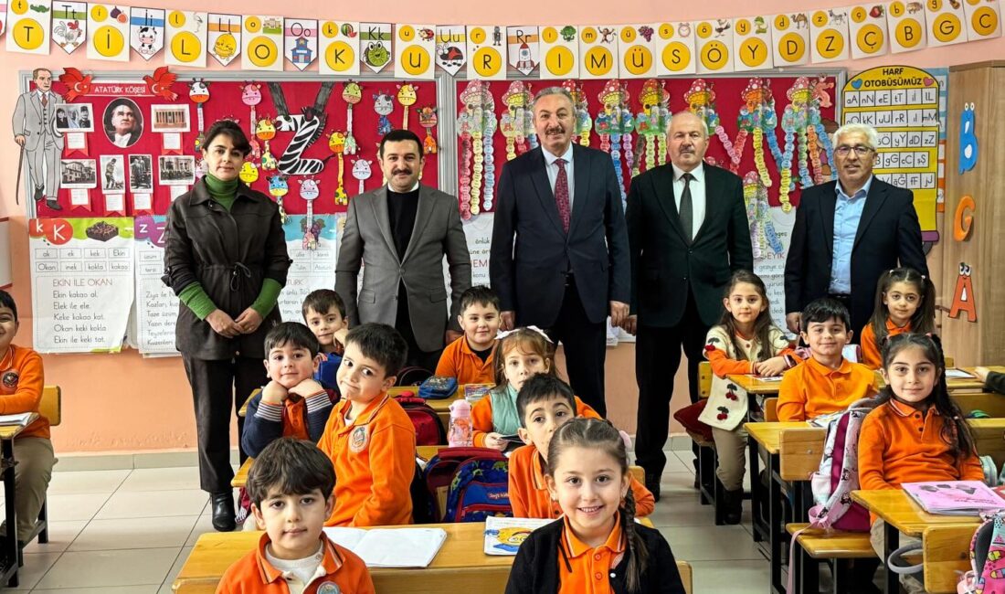 Kaymakam Mahmut Sami Yılmaz’dan Cumhuriyet İlkokulu’na Ziyaret Kelkit Kaymakamı Sayın Mahmut Sami Yılmaz, İlçe Millî Eğitim Müdürümüz