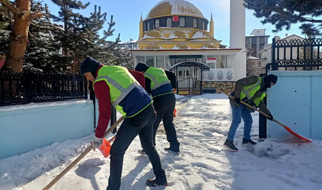 Kelkit Belediyesi Temizlik İşleri Müdürlüğü ekipleri, ilçe genelinde cami önlerinde