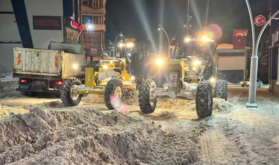 Kelkit Belediyesi ekipleri, etkili olan kar yağışının ardından ilçe genelinde
