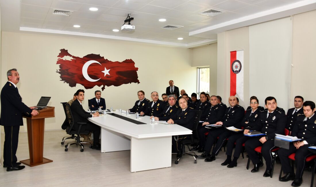 Vali Baruş’tan İl Emniyet Müdürlüğüne Değerlendirme Ziyareti Gümüşhane Valisi Aydın Baruş, 2025 yılı değerlendirme brifingleri kapsamında İl