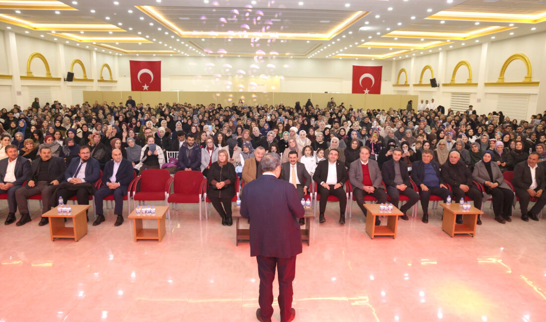 Kelkit’te Hayati İnanç ile Ramazan Söyleşisi Yoğun İlgi Gördü Gönül insanı ve yazar Hayati İnanç’ın katılımıyla düzenlenen Ramazan söyleşisi,