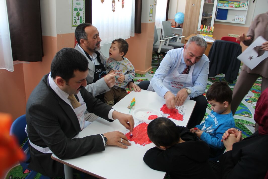 Kelkit Kaymakamı Mahmut Sami Yılmaz, İlçe Millî Eğitim Müdürü Metin