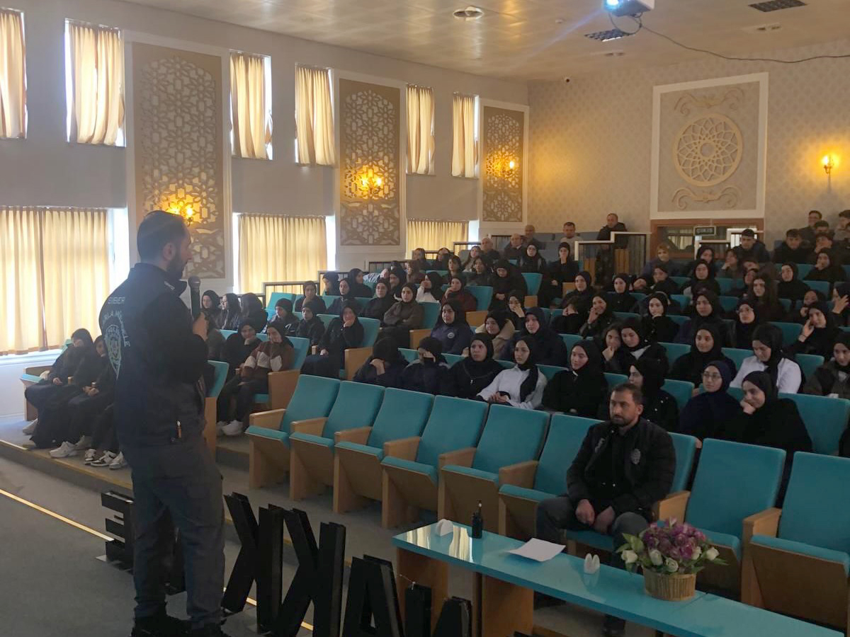 Kelkit İlçe Emniyet Müdürlüğü tarafından liselerde öğrencilere yönelik siber güvenlik